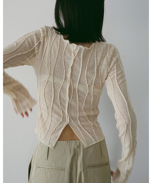 anuke（アンヌーク）の「Random Pintuck Tops（Tシャツ/カットソー・レディース・クリーム/ブラック/ブルー系その他・FREE）」の4枚目の写真