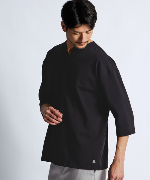 LANVIN en Bleu(ランバンオンブルー)の「シルキータッチ キーネック 7分袖 Tシャツ(Tシャツ/カットソー・メンズ・チャコールグレー/ブラック/ホワイト・46/48/50/52)」の1枚目の写真