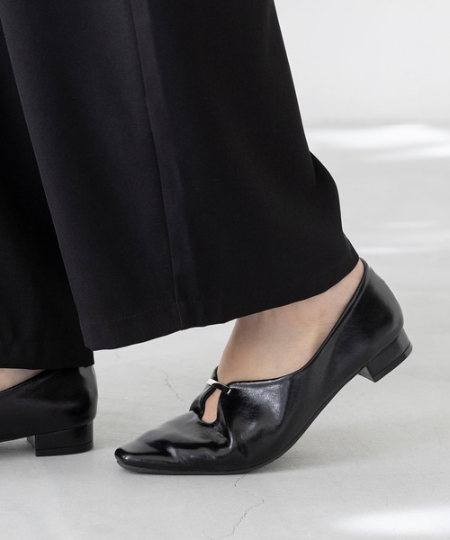 welleg(ウェレッグ)の「【 極やわ 】 U字カット アクセントバー 2cmヒールパンプス(パンプス・レディース・ブラック/アイボリー/ブラック系その他/シルバー/ブラウン・23.5cm/23.0cm/25.0cm/24.5cm/24.0cm/22.0cm/21.5cm/26.0cm/25.5cm/22.5cm)」の13枚目の写真