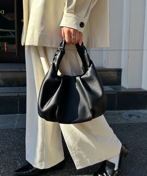 CAPRICIEUX LE'MAGE（カプリシューレマージュ）の「ギャザーハンドルラウンドバッグ（ショルダーバッグ・レディース・キャメル/ライトベージュ/ブラック・FREE）」の4枚目の写真