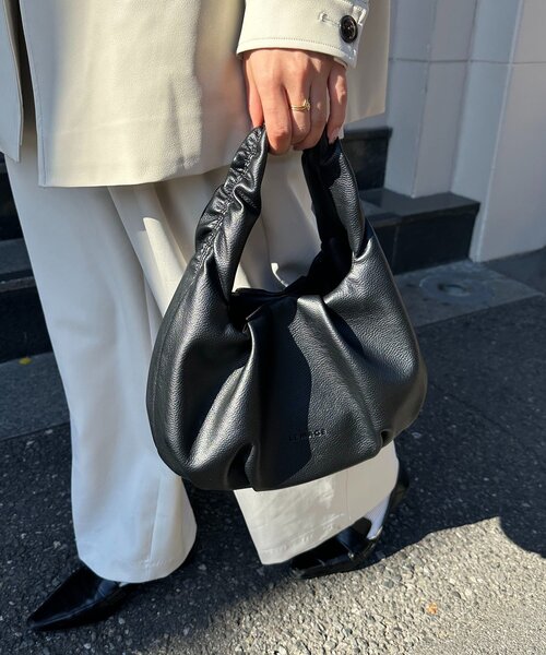 CAPRICIEUX LE'MAGE（カプリシューレマージュ）の「ギャザーハンドルラウンドバッグ（ショルダーバッグ・レディース・キャメル/ライトベージュ/ブラック・FREE）」の6枚目の写真