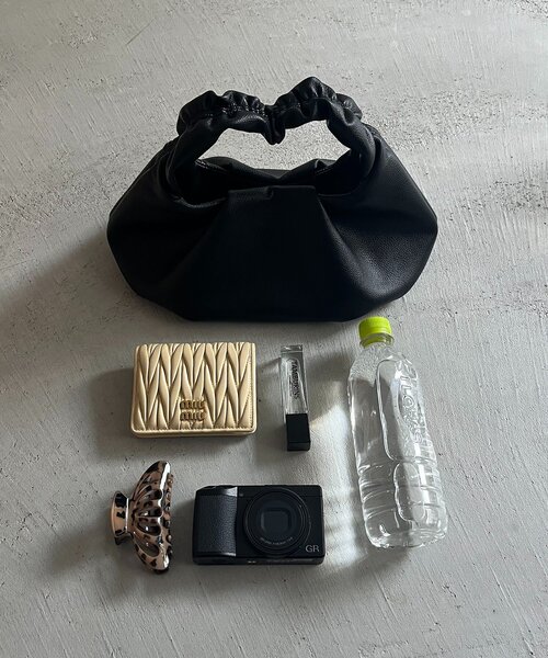 CAPRICIEUX LE'MAGE（カプリシューレマージュ）の「ギャザーハンドルラウンドバッグ（ショルダーバッグ・レディース・キャメル/ライトベージュ/ブラック・FREE）」の13枚目の写真