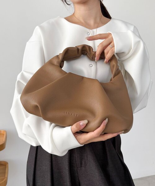 CAPRICIEUX LE'MAGE（カプリシューレマージュ）の「ギャザーハンドルラウンドバッグ（ショルダーバッグ・レディース・キャメル/ライトベージュ/ブラック・FREE）」の17枚目の写真