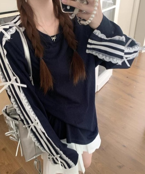 maison de LATIR(メゾンドラティール)の「甘さと抜け感をほどよく楽しむ、レースリボンライントップス(Tシャツ/カットソー・レディース・ネイビー/ブラック・FREE)」の3枚目の写真