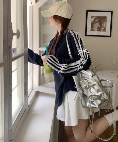 maison de LATIR(メゾンドラティール)の「甘さと抜け感をほどよく楽しむ、レースリボンライントップス(Tシャツ/カットソー・レディース・ネイビー/ブラック・FREE)」の4枚目の写真
