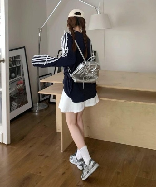 maison de LATIR(メゾンドラティール)の「甘さと抜け感をほどよく楽しむ、レースリボンライントップス(Tシャツ/カットソー・レディース・ネイビー/ブラック・FREE)」の6枚目の写真