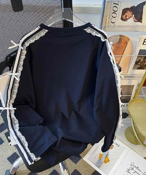 maison de LATIR(メゾンドラティール)の「甘さと抜け感をほどよく楽しむ、レースリボンライントップス(Tシャツ/カットソー・レディース・ネイビー/ブラック・FREE)」の8枚目の写真