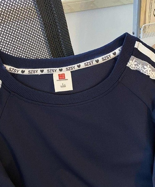 maison de LATIR(メゾンドラティール)の「甘さと抜け感をほどよく楽しむ、レースリボンライントップス(Tシャツ/カットソー・レディース・ネイビー/ブラック・FREE)」の9枚目の写真