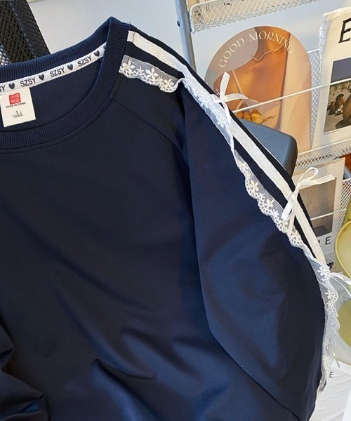 maison de LATIR(メゾンドラティール)の「甘さと抜け感をほどよく楽しむ、レースリボンライントップス(Tシャツ/カットソー・レディース・ネイビー/ブラック・FREE)」の10枚目の写真
