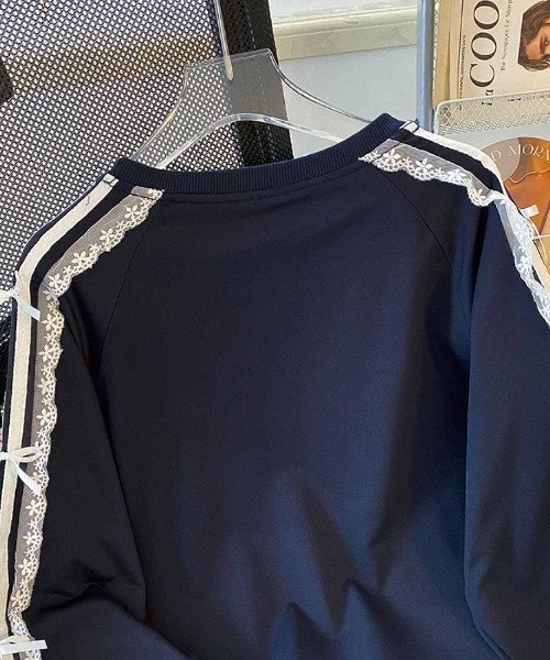 maison de LATIR(メゾンドラティール)の「甘さと抜け感をほどよく楽しむ、レースリボンライントップス(Tシャツ/カットソー・レディース・ネイビー/ブラック・FREE)」の11枚目の写真