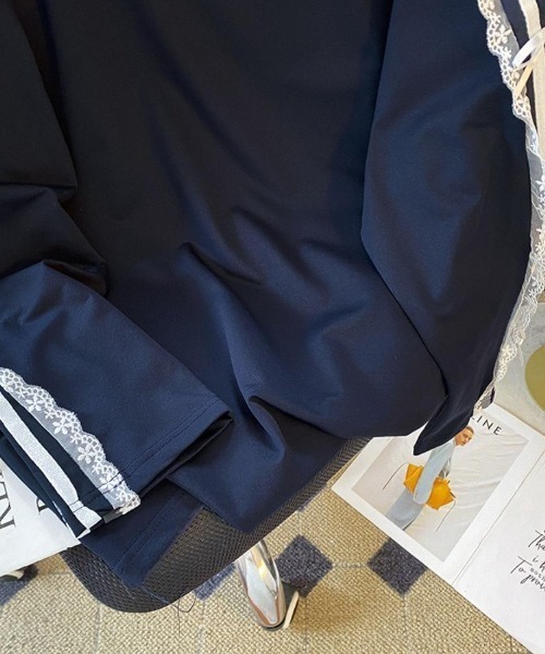 maison de LATIR(メゾンドラティール)の「甘さと抜け感をほどよく楽しむ、レースリボンライントップス(Tシャツ/カットソー・レディース・ネイビー/ブラック・FREE)」の13枚目の写真