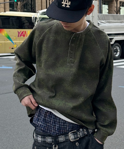 kutir（クティール）の「HENLEY NECK ASSORTED RAGLAN THERMAL／ヘンリーネックアソートラグランサーマル（Tシャツ/カットソー・メンズ・グレー/カーキ/ブラック/ブラック系・LARGE/MEDIUM）」の4枚目の写真