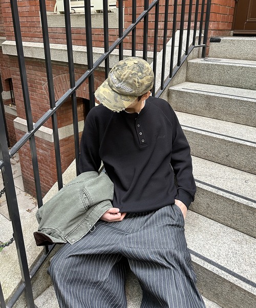 kutir（クティール）の「HENLEY NECK ASSORTED RAGLAN THERMAL／ヘンリーネックアソートラグランサーマル（Tシャツ/カットソー・メンズ・グレー/カーキ/ブラック/ブラック系・LARGE/MEDIUM）」の5枚目の写真