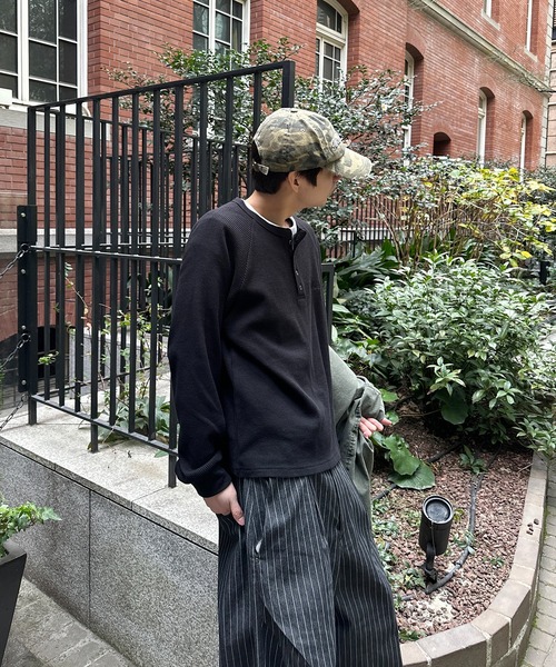 kutir（クティール）の「HENLEY NECK ASSORTED RAGLAN THERMAL／ヘンリーネックアソートラグランサーマル（Tシャツ/カットソー・メンズ・グレー/カーキ/ブラック/ブラック系・LARGE/MEDIUM）」の8枚目の写真