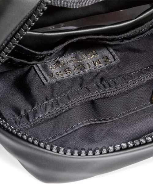 DEVICE(デバイス)の「EMILYSSA レザープレート SW CROSSBODY BAG 日本製 メードインジャパン Made in japan(ショルダーバッグ・レディース・ブラック/ネイビー・FREE)」の14枚目の写真