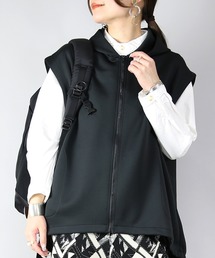 and it_（アンドイット）の「ポンチフード付きジレ（ベスト）」