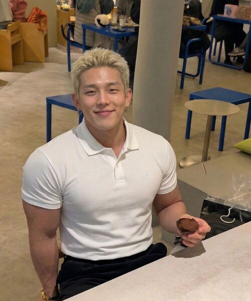 PHERMENON(フェルメノン)の「マッスルフィットレタリング無地カラーTシャツ - ベージュ(ポロシャツ・メンズ・ベージュ・1/2/3)」の21枚目の写真