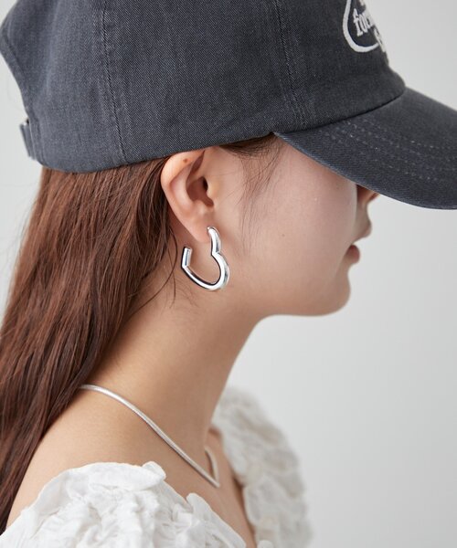 mystic(ミスティック)の「Lara ハートピアス(ピアス(両耳用)・レディース・シルバー・ONE SIZE)」の2枚目の写真