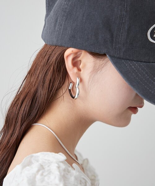 mystic(ミスティック)の「Lara ハートピアス(ピアス(両耳用)・レディース・シルバー・ONE SIZE)」の3枚目の写真