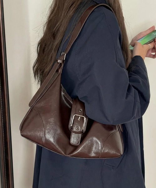 yuue' ( wear )(ユーイ)の「大容量ベルトデザインショルダーバッグ(ショルダーバッグ・レディース・ダークブラウン/ブラック/シルバー・FREE)」の2枚目の写真