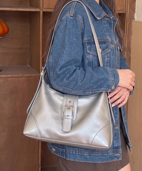 yuue' ( wear )(ユーイ)の「大容量ベルトデザインショルダーバッグ(ショルダーバッグ・レディース・ダークブラウン/ブラック/シルバー・FREE)」の3枚目の写真