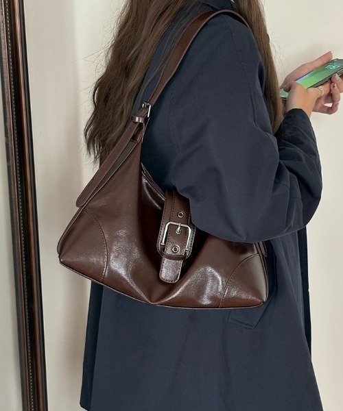 yuue' ( wear )(ユーイ)の「大容量ベルトデザインショルダーバッグ(ショルダーバッグ・レディース・ダークブラウン/ブラック/シルバー・FREE)」の15枚目の写真