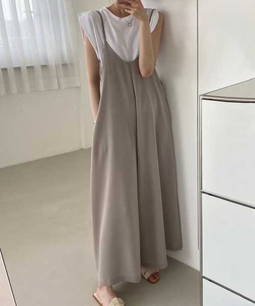 AMAJI(アマジ)の「シンプル万能 とろみ素材 ワイドシルエット サロペットパンツ 細ストラップ オールインワン(つなぎ/オールインワン・レディース・ベージュ/ブラック・FREE)」の1枚目の写真