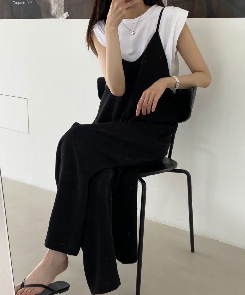 AMAJI(アマジ)の「シンプル万能 とろみ素材 ワイドシルエット サロペットパンツ 細ストラップ オールインワン(つなぎ/オールインワン・レディース・ベージュ/ブラック・FREE)」の2枚目の写真
