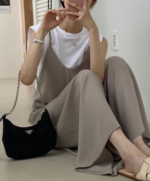 AMAJI(アマジ)の「シンプル万能 とろみ素材 ワイドシルエット サロペットパンツ 細ストラップ オールインワン(つなぎ/オールインワン・レディース・ベージュ/ブラック・FREE)」の3枚目の写真