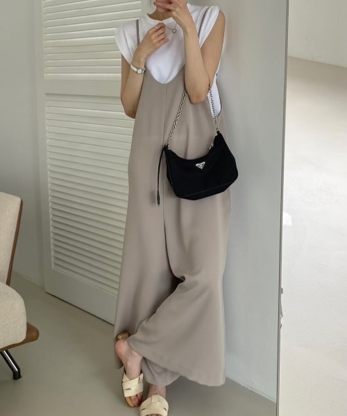 AMAJI(アマジ)の「シンプル万能 とろみ素材 ワイドシルエット サロペットパンツ 細ストラップ オールインワン(つなぎ/オールインワン・レディース・ベージュ/ブラック・FREE)」の4枚目の写真