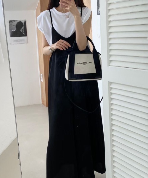 AMAJI(アマジ)の「シンプル万能 とろみ素材 ワイドシルエット サロペットパンツ 細ストラップ オールインワン(つなぎ/オールインワン・レディース・ベージュ/ブラック・FREE)」の5枚目の写真