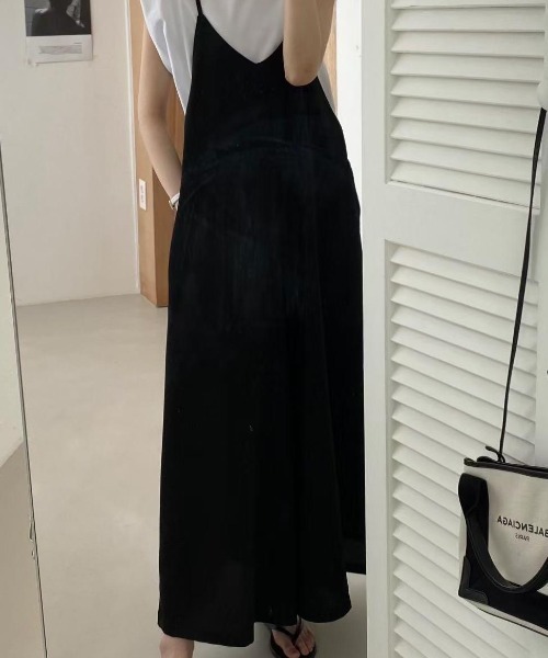 AMAJI(アマジ)の「シンプル万能 とろみ素材 ワイドシルエット サロペットパンツ 細ストラップ オールインワン(つなぎ/オールインワン・レディース・ベージュ/ブラック・FREE)」の6枚目の写真