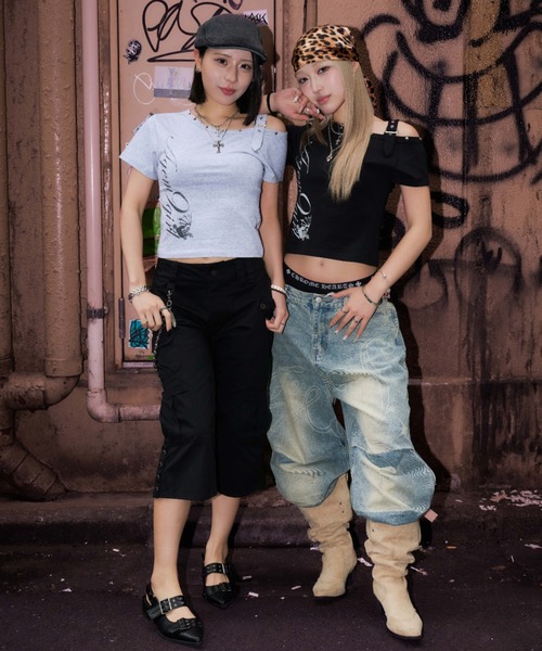 A'GEM9(エージェムナイン)の「A'GEM/9 × .kom 『A'GEM/9 girl/エージェムナインガール』ワンショルクロップTシャツ(Tシャツ/カットソー・レディース・ブラック/グレー・FREE)」の9枚目の写真