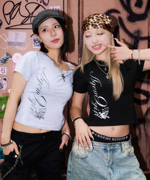 A'GEM9(エージェムナイン)の「A'GEM/9 × .kom 『A'GEM/9 girl/エージェムナインガール』ワンショルクロップTシャツ(Tシャツ/カットソー・レディース・ブラック/グレー・FREE)」の4枚目の写真
