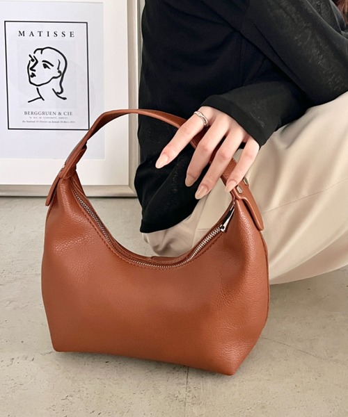 wears(ウェアーズ)の「【8色展開】PUハーフムーンワンハンドバッグ(ハンドバッグ・レディース・イエロー/ライトブルー/グリーン/ベージュ/ブラウン/ダークブラウン/ブラック/ホワイト・FREE)」の4枚目の写真