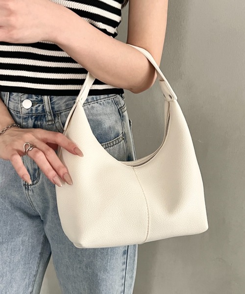 wears(ウェアーズ)の「【8色展開】PUハーフムーンワンハンドバッグ(ハンドバッグ・レディース・イエロー/ライトブルー/グリーン/ベージュ/ブラウン/ダークブラウン/ブラック/ホワイト・FREE)」の1枚目の写真