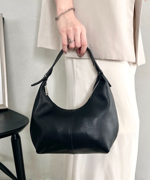wears(ウェアーズ)の「【8色展開】PUハーフムーンワンハンドバッグ(ハンドバッグ・レディース・イエロー/ライトブルー/グリーン/ベージュ/ブラウン/ダークブラウン/ブラック/ホワイト・FREE)」の2枚目の写真