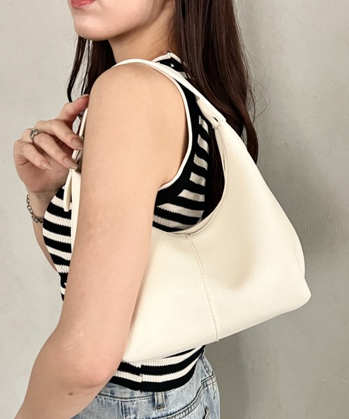 wears(ウェアーズ)の「【8色展開】PUハーフムーンワンハンドバッグ(ハンドバッグ・レディース・イエロー/ライトブルー/グリーン/ベージュ/ブラウン/ダークブラウン/ブラック/ホワイト・FREE)」の9枚目の写真