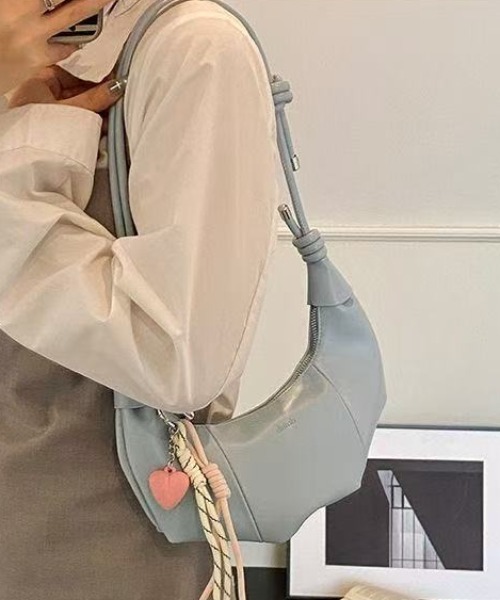 Achic(アシック)の「メタリックワンハンドルバッグ(ハンドバッグ・レディース・イエロー/アイボリー/ブラック/ブルーグリーン/シルバー・F)」の4枚目の写真