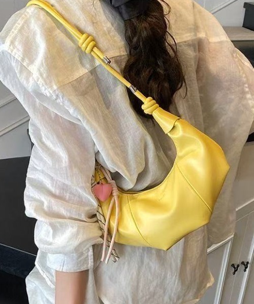 Achic(アシック)の「メタリックワンハンドルバッグ(ハンドバッグ・レディース・イエロー/アイボリー/ブラック/ブルーグリーン/シルバー・F)」の8枚目の写真