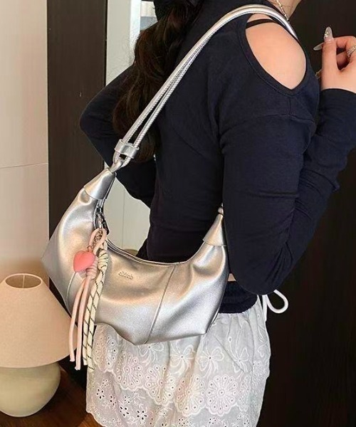 Achic(アシック)の「メタリックワンハンドルバッグ(ハンドバッグ・レディース・イエロー/アイボリー/ブラック/ブルーグリーン/シルバー・F)」の7枚目の写真