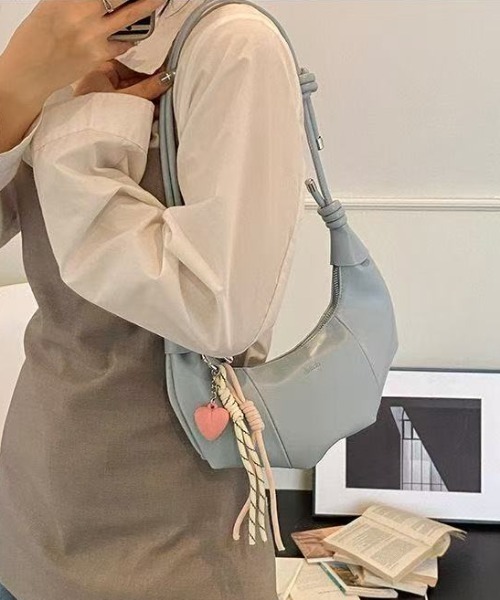 Achic(アシック)の「メタリックワンハンドルバッグ(ハンドバッグ・レディース・イエロー/アイボリー/ブラック/ブルーグリーン/シルバー・F)」の12枚目の写真