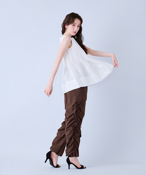 Audie a Muses(オーディアミューズ)の「ピンタックノースリーブブラウス(シャツ/ブラウス・レディース・ネイビー/ブラック/オフホワイト・38/42)」の1枚目の写真