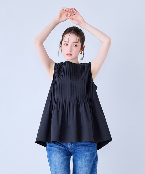 Audie a Muses(オーディアミューズ)の「ピンタックノースリーブブラウス(シャツ/ブラウス・レディース・ネイビー/ブラック/オフホワイト・38/42)」の2枚目の写真