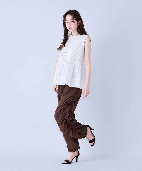 Audie a Muses(オーディアミューズ)の「ピンタックノースリーブブラウス(シャツ/ブラウス・レディース・ネイビー/ブラック/オフホワイト・38/42)」の8枚目の写真