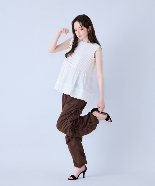 Audie a Muses(オーディアミューズ)の「ピンタックノースリーブブラウス(シャツ/ブラウス・レディース・ネイビー/ブラック/オフホワイト・38/42)」の7枚目の写真