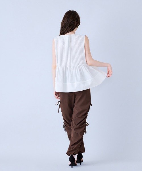 Audie a Muses(オーディアミューズ)の「ピンタックノースリーブブラウス(シャツ/ブラウス・レディース・ネイビー/ブラック/オフホワイト・38/42)」の6枚目の写真