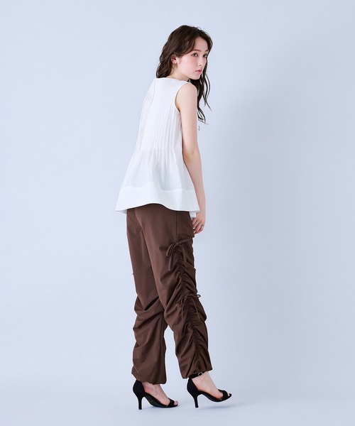 Audie a Muses(オーディアミューズ)の「ピンタックノースリーブブラウス(シャツ/ブラウス・レディース・ネイビー/ブラック/オフホワイト・38/42)」の5枚目の写真