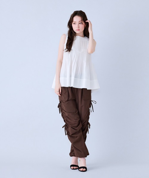 Audie a Muses(オーディアミューズ)の「ピンタックノースリーブブラウス(シャツ/ブラウス・レディース・ネイビー/ブラック/オフホワイト・38/42)」の4枚目の写真