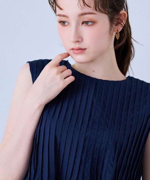 Audie a Muses(オーディアミューズ)の「ピンタックノースリーブブラウス(シャツ/ブラウス・レディース・ネイビー/ブラック/オフホワイト・38/42)」の16枚目の写真